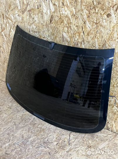 Заднее лобовое стекло Мерседес w211 синее