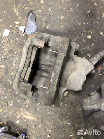 Передний тормозной суппорт Renault Logan