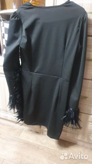 Платье с перьями вечернее