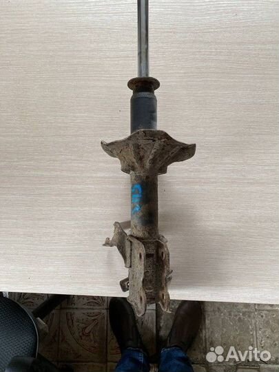 Амортизатор передний левый Nissan Almera