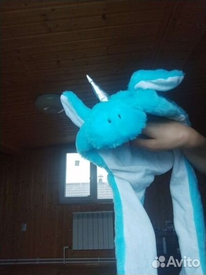 Шапка с двигающимися ушками (ещё она светится)