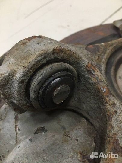 Кулак поворотный задний левый