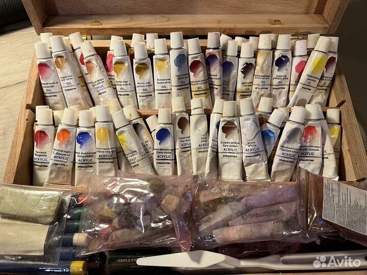 Набор инструментов для живописи с журналами