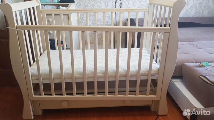 Детская кроватка с маятником и ящиком