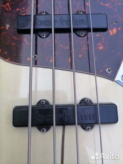 Бас гитара Fender Jazz Bass fretless