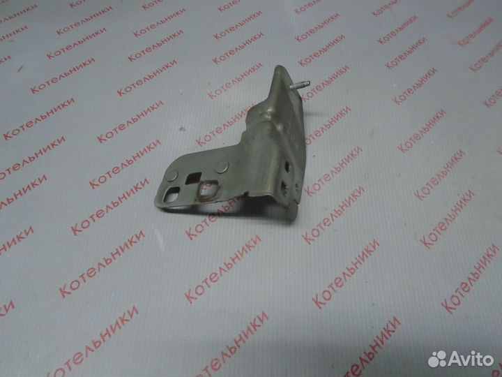 Nissan 62292-BV000 Кронштейн правый