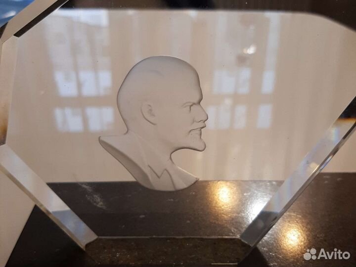 Статуэтка из камня и стекла с Лениным