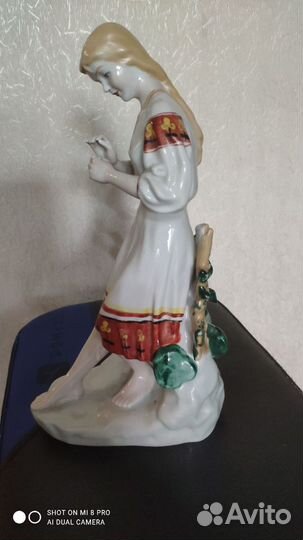 Фарфоровая статуэтка девушка с цветком, СССР