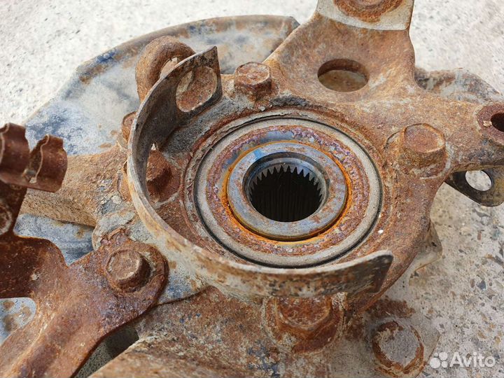 Кулак передний левый для Mitsubishi Pajero 3