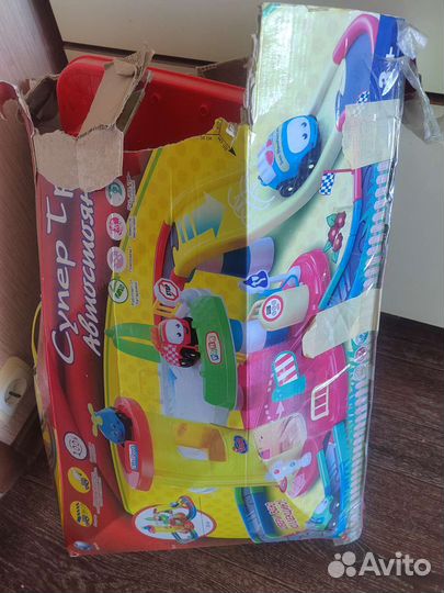 Автостоянка и парковка вертолетов для малышей