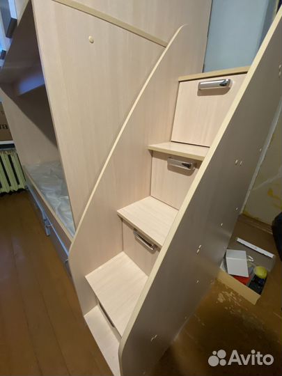 Двухъярусная кровать с матрасами