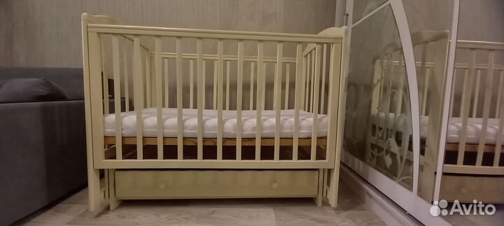 Детская кроватка с маятником