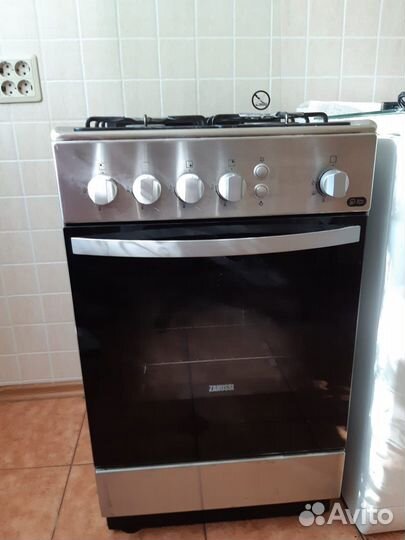Плита газовая Zanussi ZCG 9210B1 W