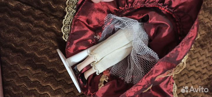 Кукла фарфоровая