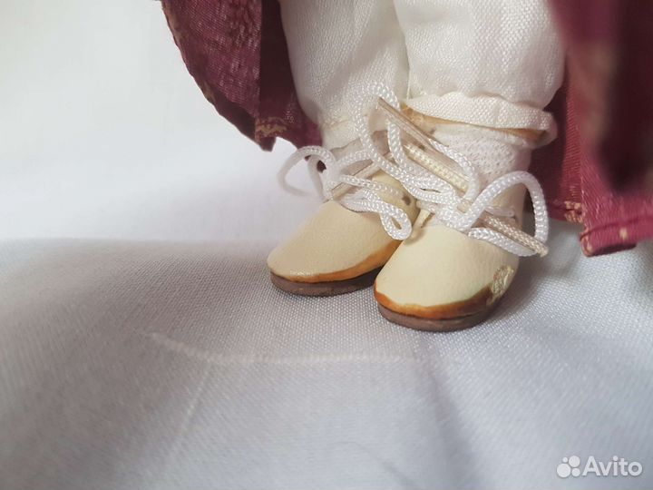 Кукла фарфоровая