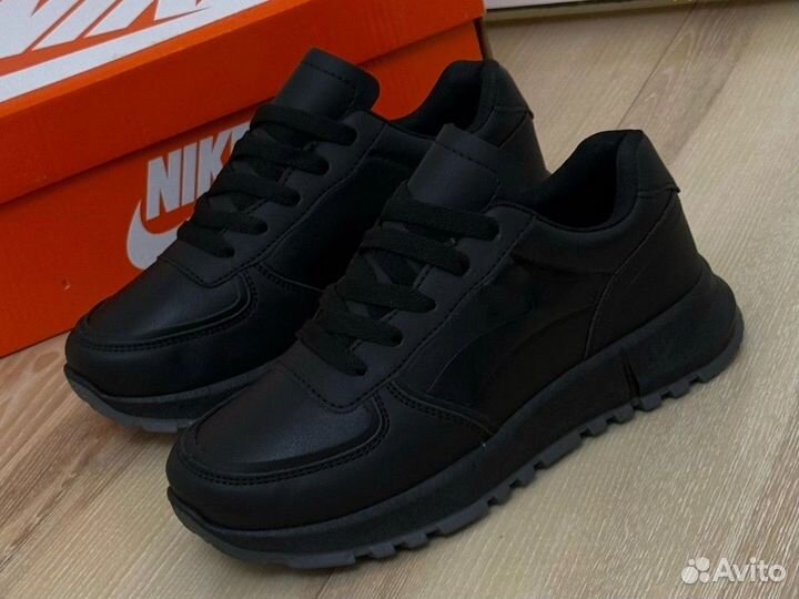 Кроссовки женские черные