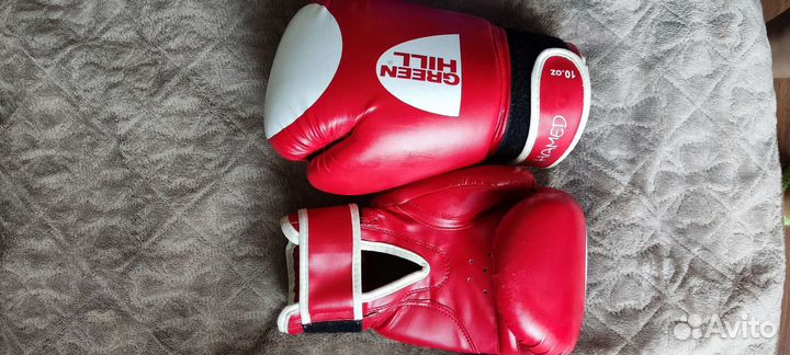 Детский шлем защитный и перчатки боксёрские