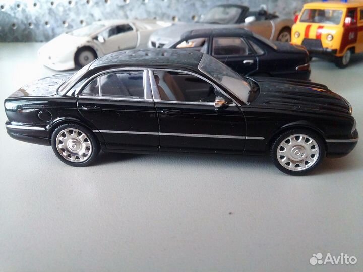Модель 1:43 Jaguar XJ Daimler, 2005 от Universal H