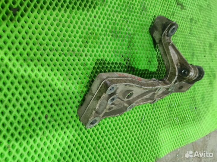 Кронштейн рычага передний правый Golf Plus