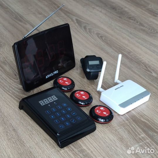 Кнопка вызова официанта, персонала с часами