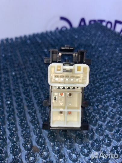 Кнопка стеклоподъемника Toyota Vitz