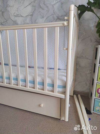 Детская кровать с маятником и матрасом