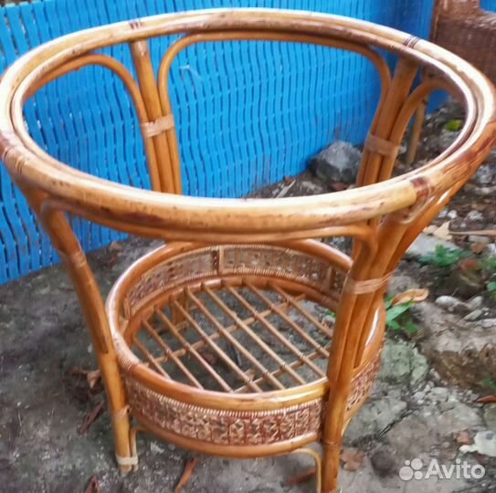 Столик из ротанга