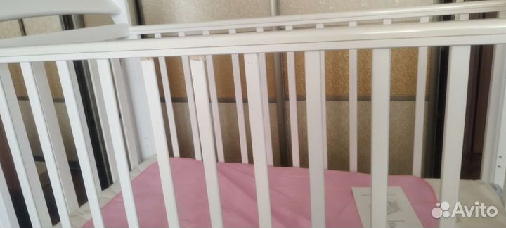 Детская кроватка с универсальным маятником