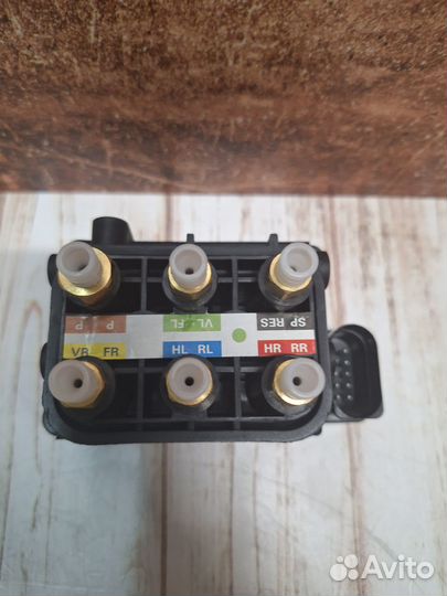 Блок клапанов пневмоподвески на Mercedes W212
