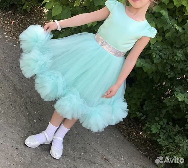 Продам платье нарядное для девочки от 5 до 7 лет