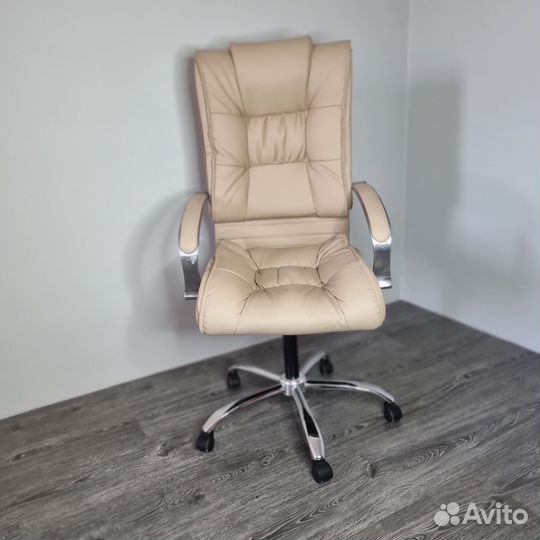 Офисное кожаное кресло