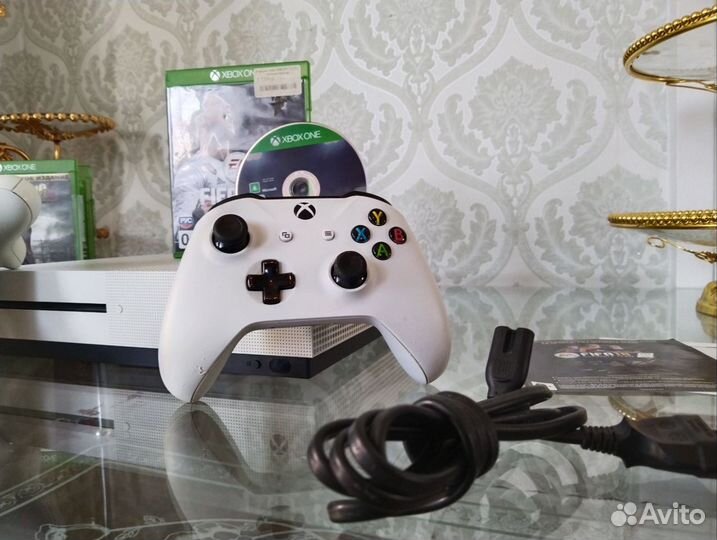 Xbox One S 1Tb / 2 Джойстика / 2 Игры