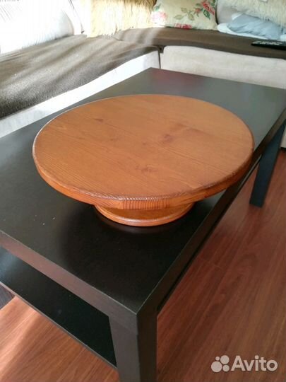 Вращающаяся подставка для блюд на стойке (ножке)