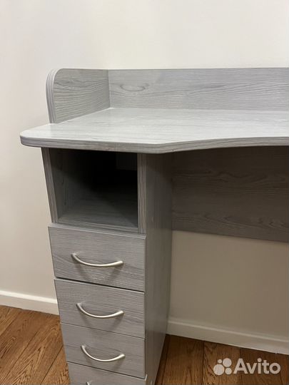 Туалетный столик (бесплатная доставка по Москве)