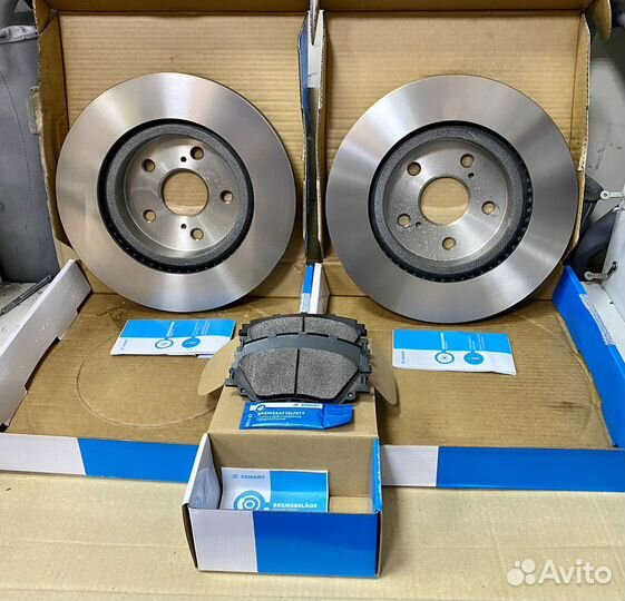 Тормозные диски с колодками перед Toyota Camry V70