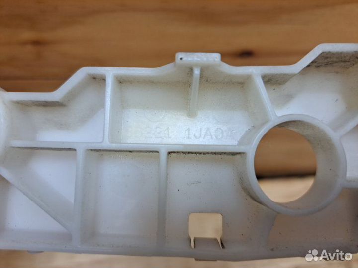 Клипса бампера задняя левая Nissan Elgrand TE52