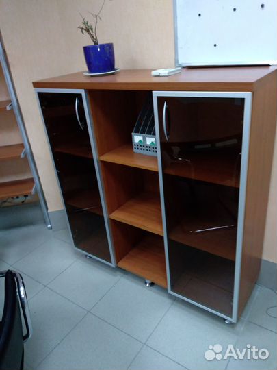 Офисный шкаф для аппаратуры и канцпринадлежностей