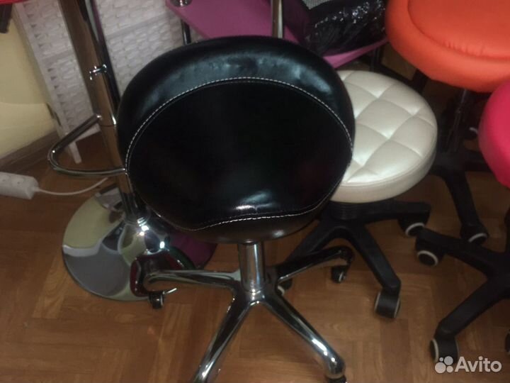 Стул для мастера маникюра