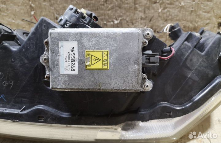 Фара правая xenon Mitsubishi chariot n94w
