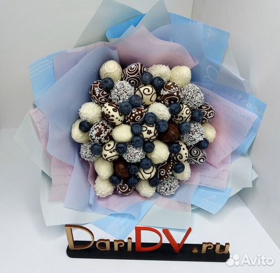 Клубничный в белом и тёмном шоколаде с голубикой а