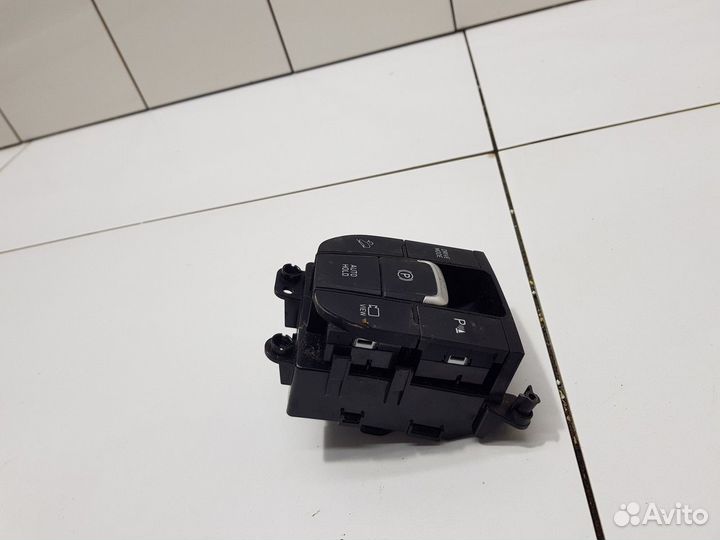 Кнопка фиксатора стояночного тормоза