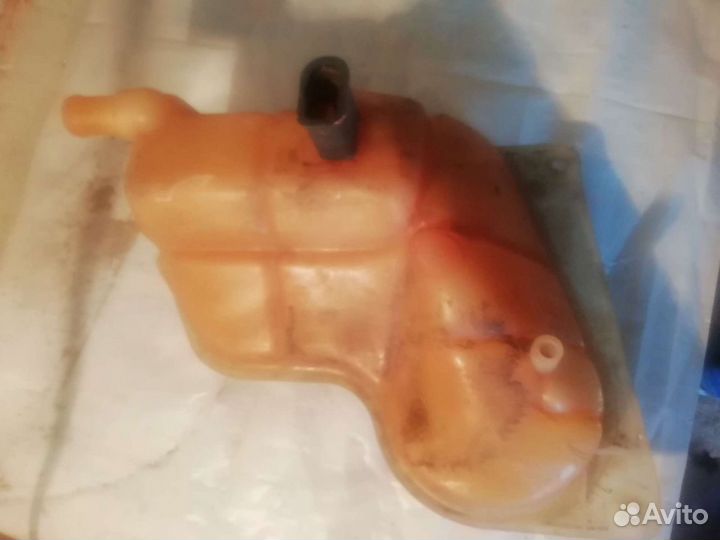 Расширительный бачок антифриза