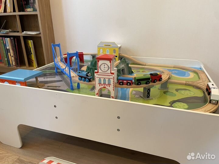 Стол игровой с железной дорогой