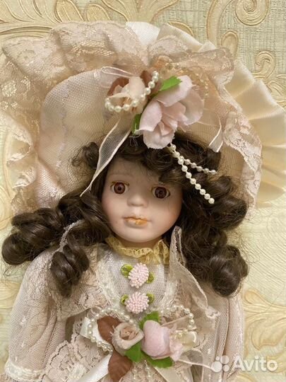 Кукла фарфоровая