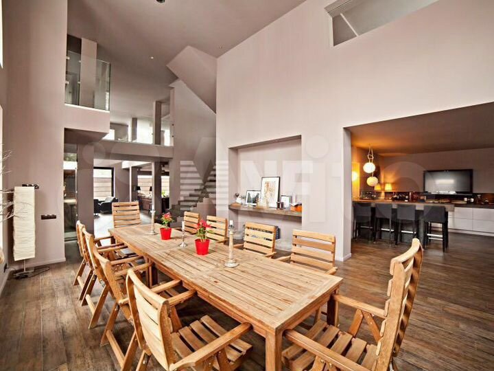 Дом 475 м² на участке 7,5 сот.