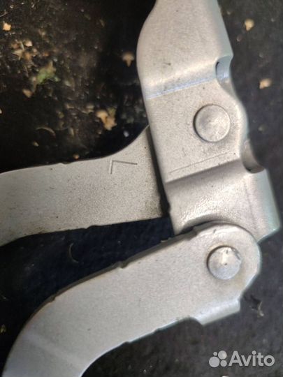 Петля капота левая Mercedes-Benz C-Класс W204/S204