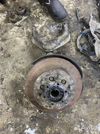 Правый поворотный кулак в сборе mitsubishi pajero