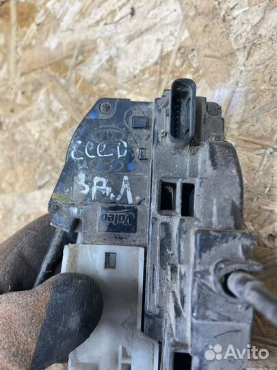 Замок двери задний левый kia ceed 1 ed хэтчбек