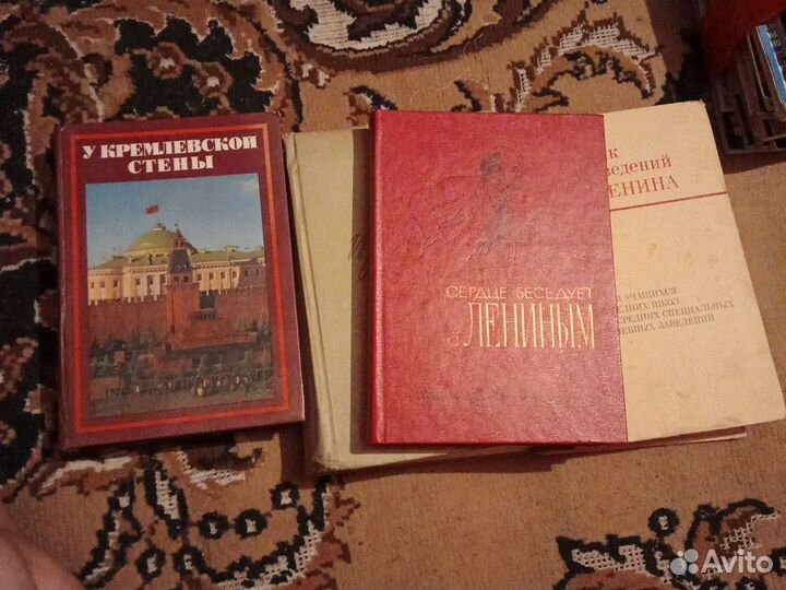 Книги о Ленине, революции и СССР (на фото не все)