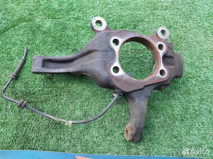 Кулак передний правый Nissan Qashqai J10